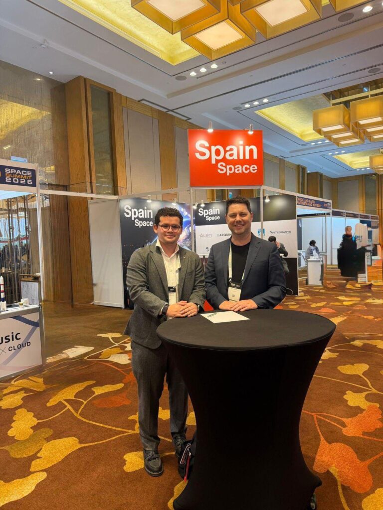 In the picture, on the left Alejandro Barraza (Director of International Business & Marketing at SATLANTIS) and on the right William Crowe (CEO at HEO) during the MoU signature